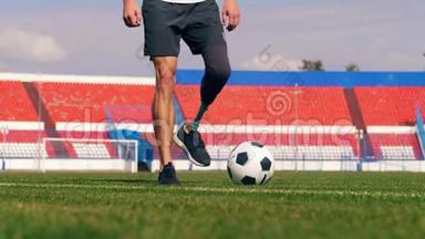 有仿生腿的残奥会正在踢足球、足球
